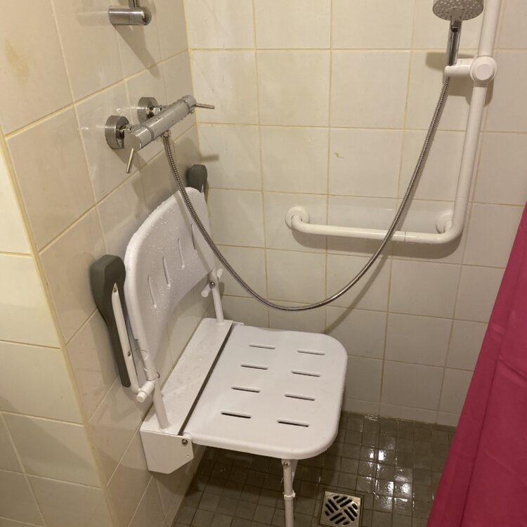 douche adaptée pour personne agée ou handicapée
